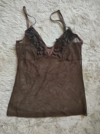 Camisola marrón con tirantes y encaje