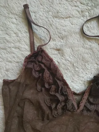 Camisola marrón con tirantes y encaje