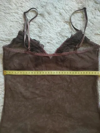 Camisola marrón con tirantes y encaje