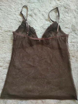 Camisola marrón con tirantes y encaje