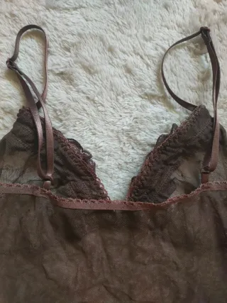 Camisola marrón con tirantes y encaje