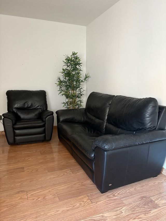 Divano e poltrona in pelle nera