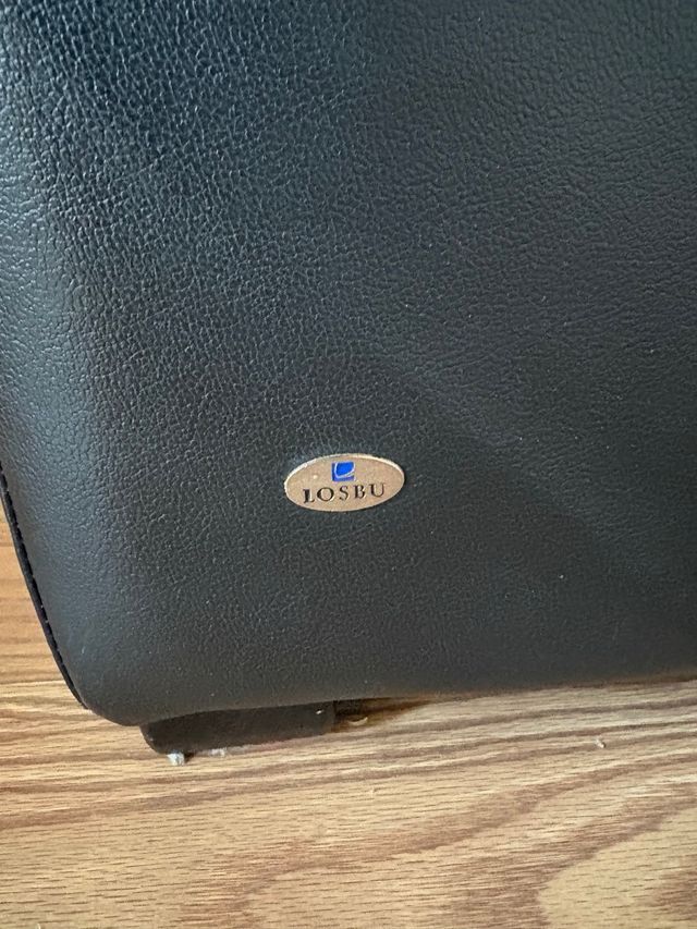 Divano e poltrona in pelle nera