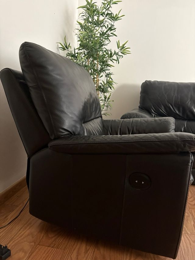 Divano e poltrona in pelle nera