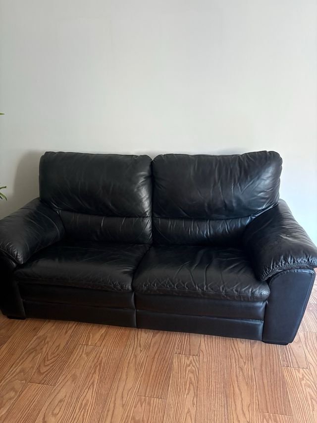 Divano e poltrona in pelle nera