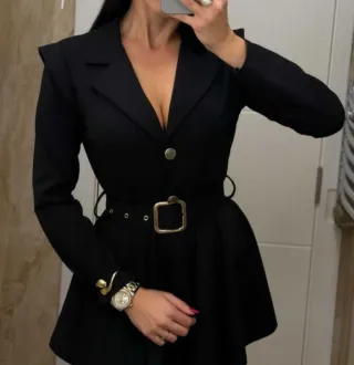 Vestido negro elegante con falda pantalón