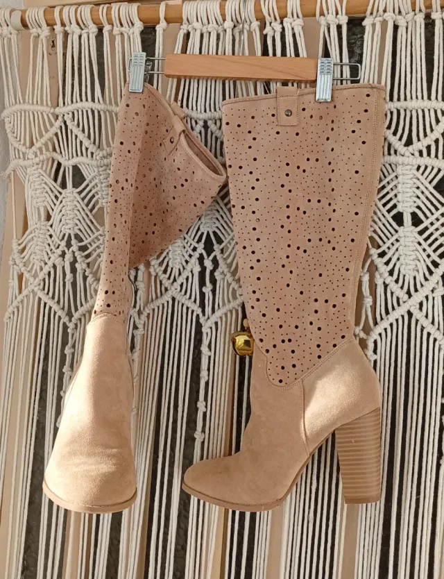 Botas tacón camel caladas