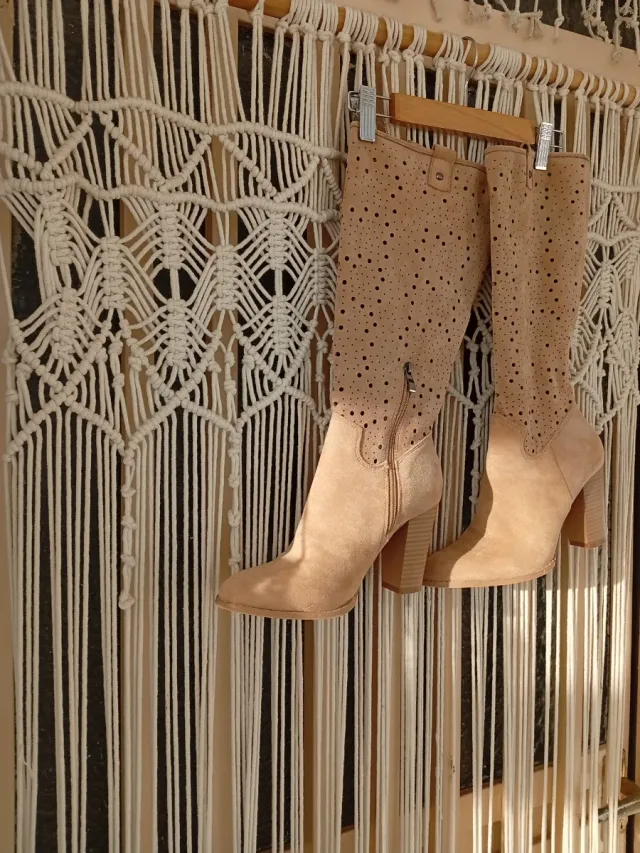 Botas tacón camel caladas