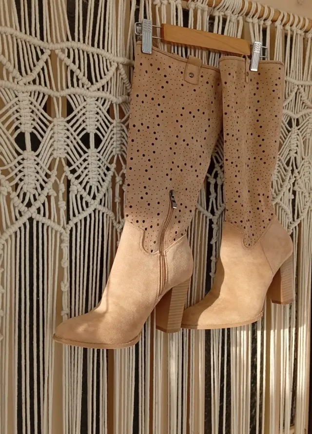 Botas tacón camel caladas