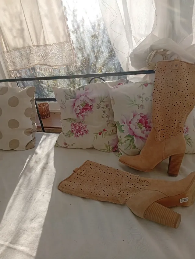 Botas tacón camel caladas