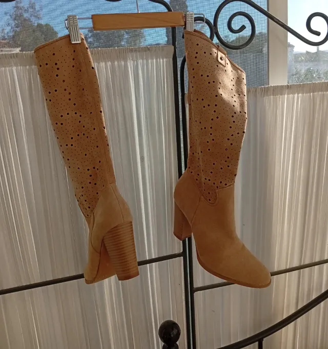 Botas tacón camel caladas