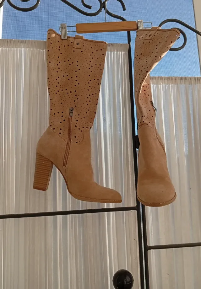 Botas tacón camel caladas