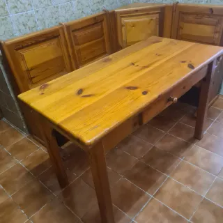 Mesa de cocina de madera de pino barnizada.