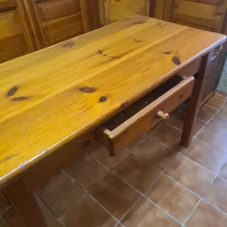 Mesa de cocina de madera de pino barnizada.
