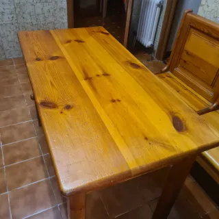 Mesa de cocina de madera de pino barnizada.