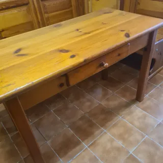 Mesa de cocina de madera de pino barnizada.