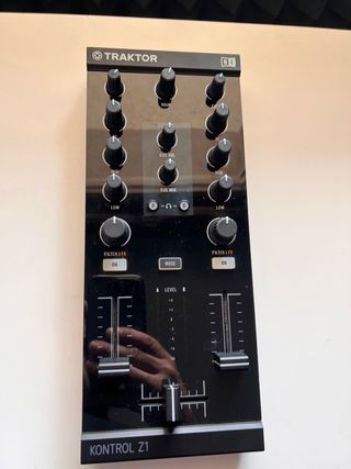 Traktor Kontrol Z1 Controlador DJ