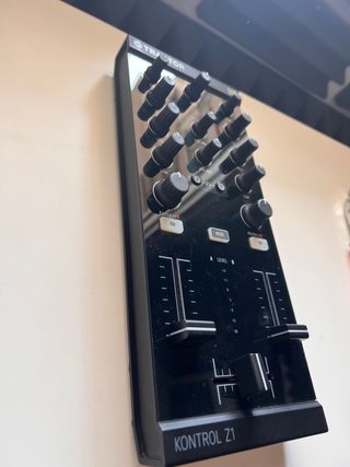 Traktor Kontrol Z1 Controlador DJ