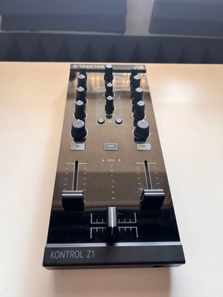 Traktor Kontrol Z1 Controlador DJ
