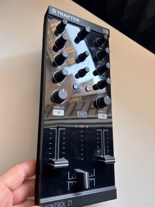Traktor Kontrol Z1 Controlador DJ
