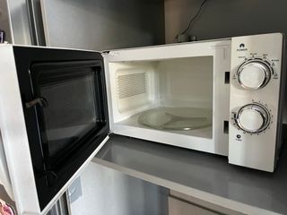 Cafetera Dolce Gusto Negra y microondas Blanco