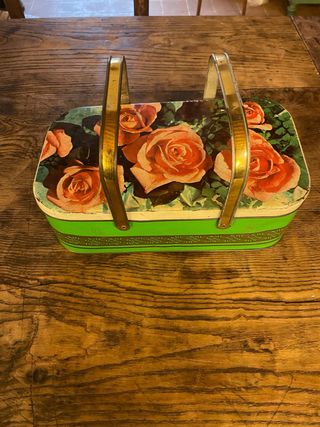 Scatola vintage in latta con rose