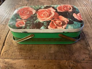 Scatola vintage in latta con rose