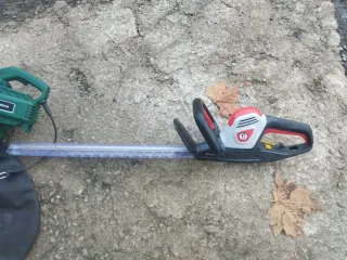 Soffiatore e tritatutto elettrico e tagliasiepi