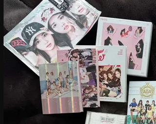 Álbuns TWICE e banner oficial MBL