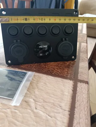 Pannello comandi barca con prese e interruttori