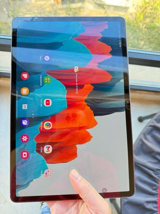 Samsung Tab S7+ con funda