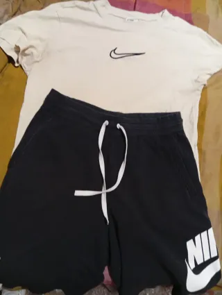 Conjunto Nike: Camiseta Beige y Bermudas Negras Ta