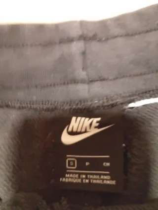 Conjunto Nike: Camiseta Beige y Bermudas Negras Ta