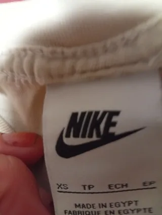 Conjunto Nike: Camiseta Beige y Bermudas Negras Ta