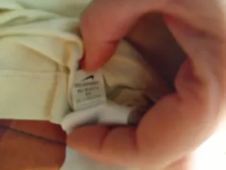 Conjunto Nike: Camiseta Beige y Bermudas Negras Ta