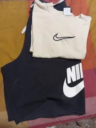 Conjunto Nike: Camiseta Beige y Bermudas Negras Ta