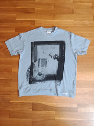 Camiseta gráfica azul y negra