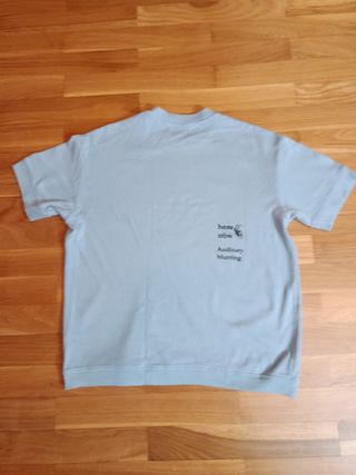 Camiseta gráfica azul y negra