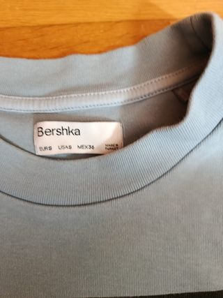 Camiseta gráfica azul y negra