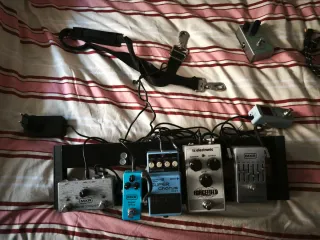 Pedalboard con pedales MXR y cables de guitarra.