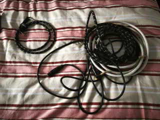 Pedalboard con pedales MXR y cables de guitarra.