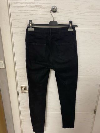 Pantalón negro vaquero