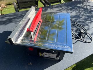 Mesa de corte para azulejos al agua y nivel laser