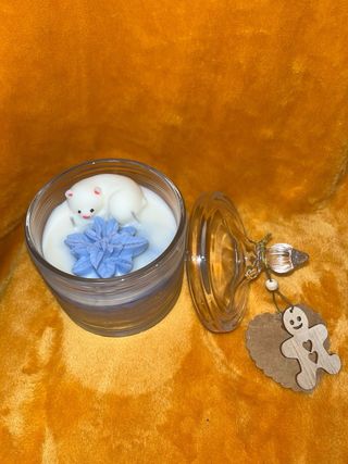 Vela artesanal decorativa con figura