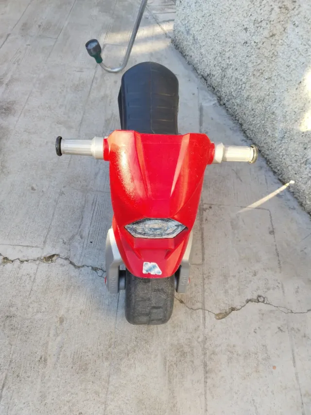 Moto de niño roja