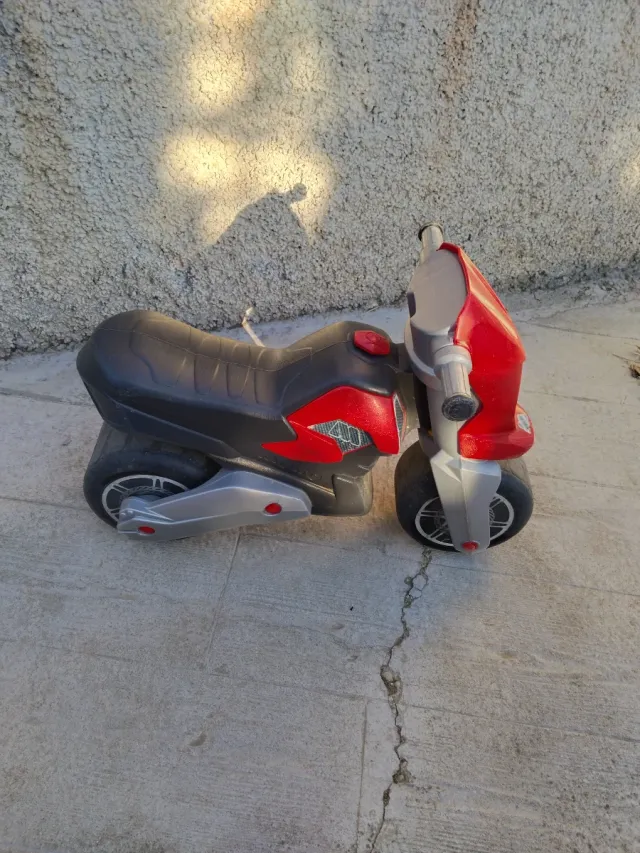 Moto de niño roja