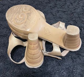 Sandalias doradas PITILLOS mujer tacón 7 cm.