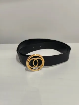 Cintura in pelle nera con fibbia dorata