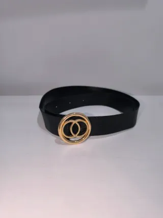 Cintura in pelle nera con fibbia dorata