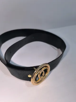 Cintura in pelle nera con fibbia dorata